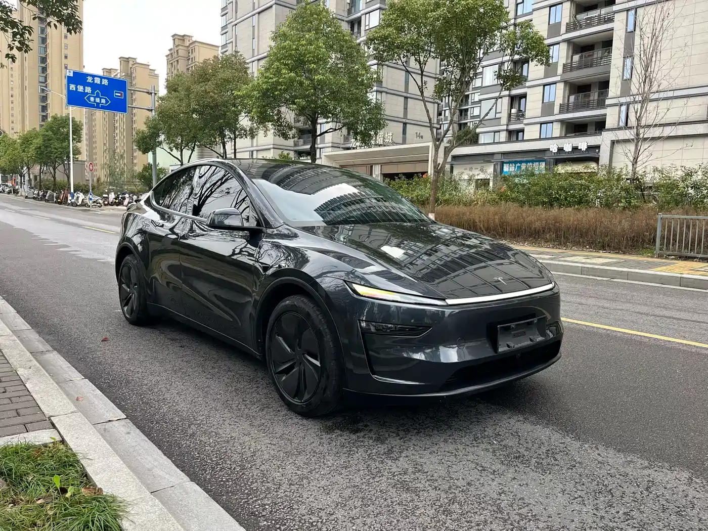 TESLA MODEL Y
