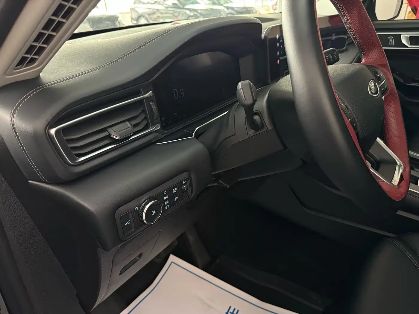 Photo 9 - Ford Explorer