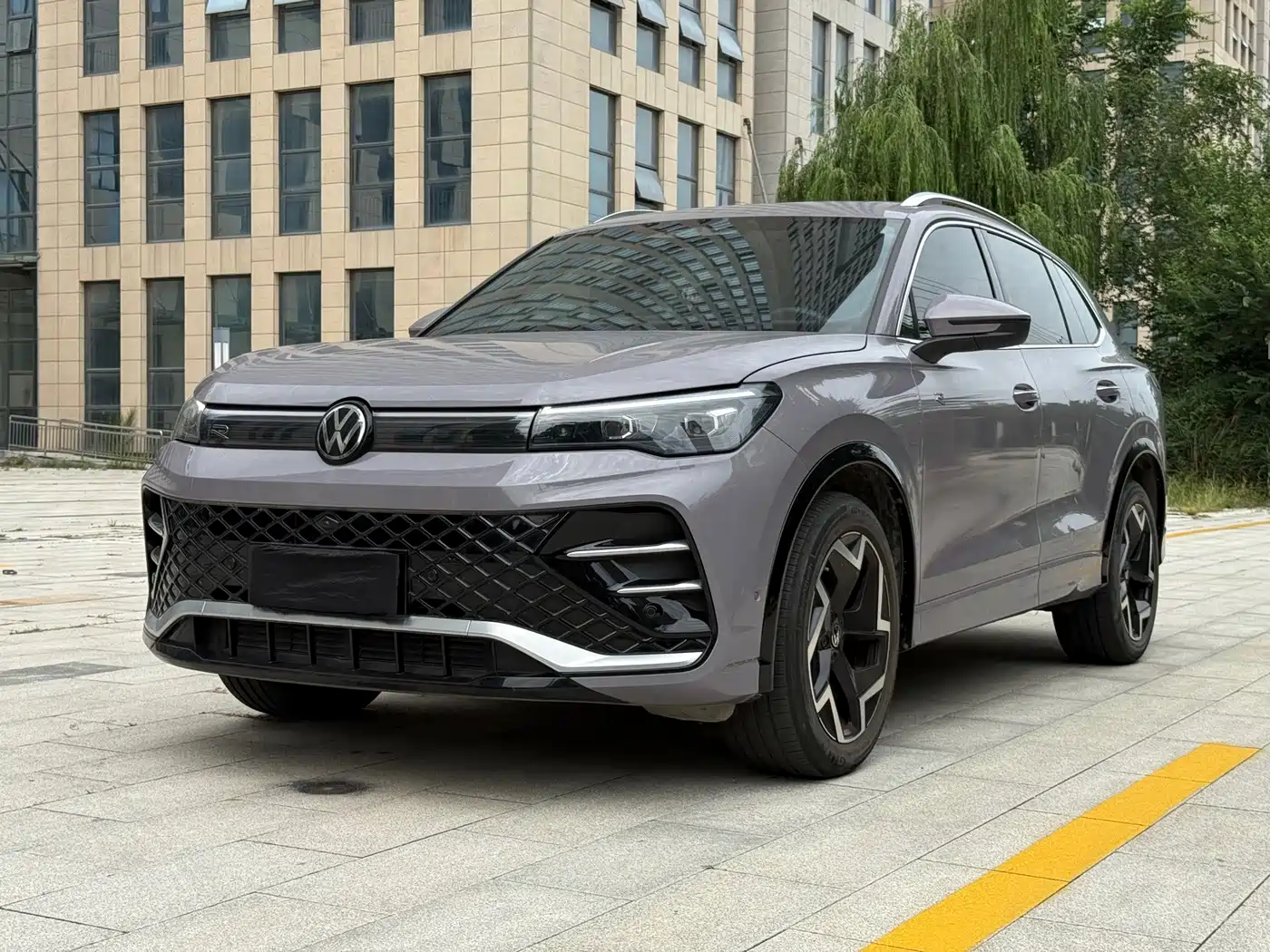 Photo 3 - Volkswagen Tiguan L