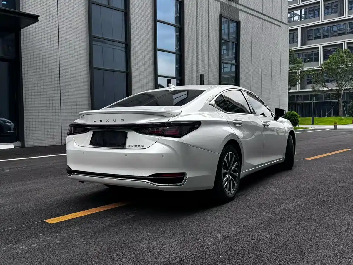 Lexus ES 2025 300h Ultimate Edition фото 9
