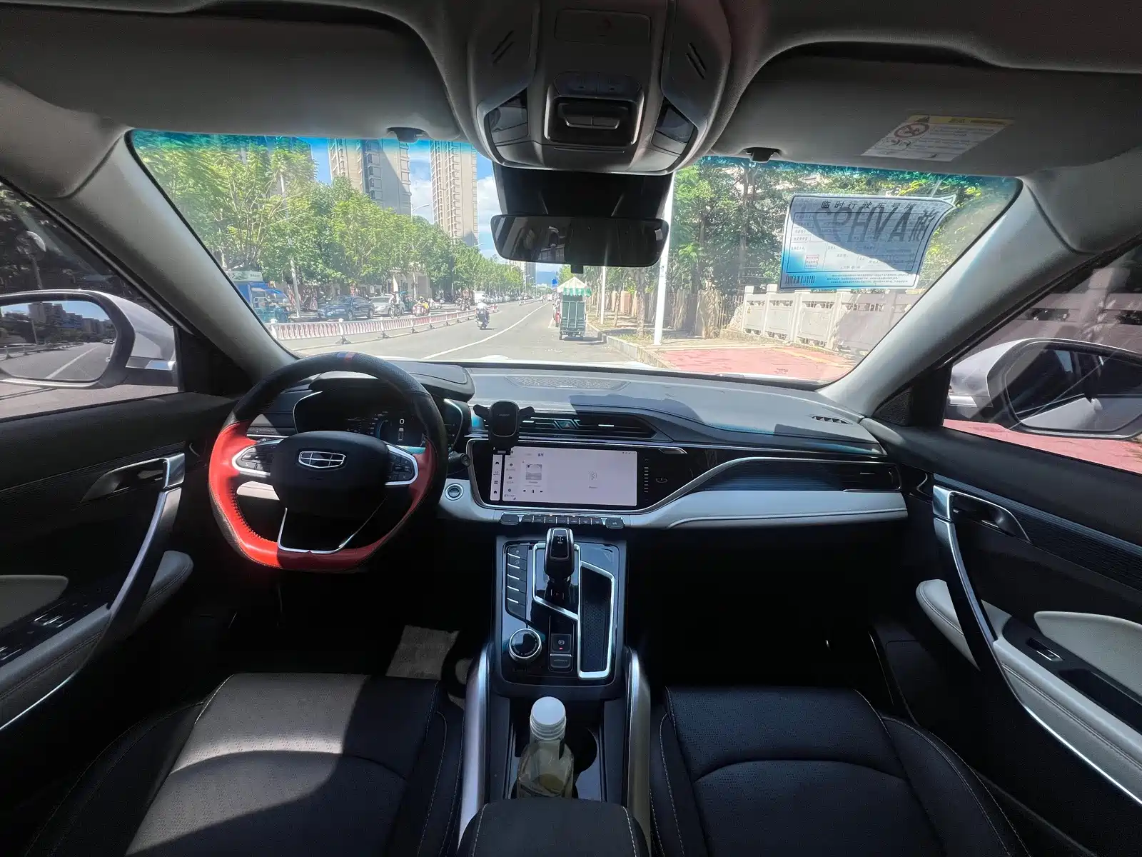 Фото 5 - Geely Atlas