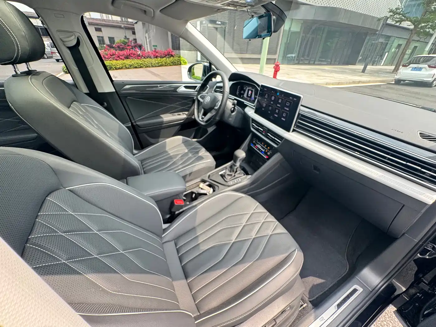 Volkswagen Tiguan L 2024 330TSI Automatic 2WD R-Line Premium Enjoyment Edition фото 25