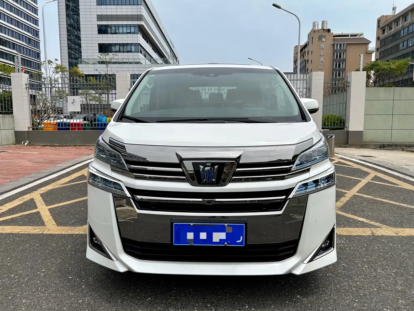 Toyota Vellfire 2021 Crown Hybrid 2.5L HV Luxury Edition фото 2