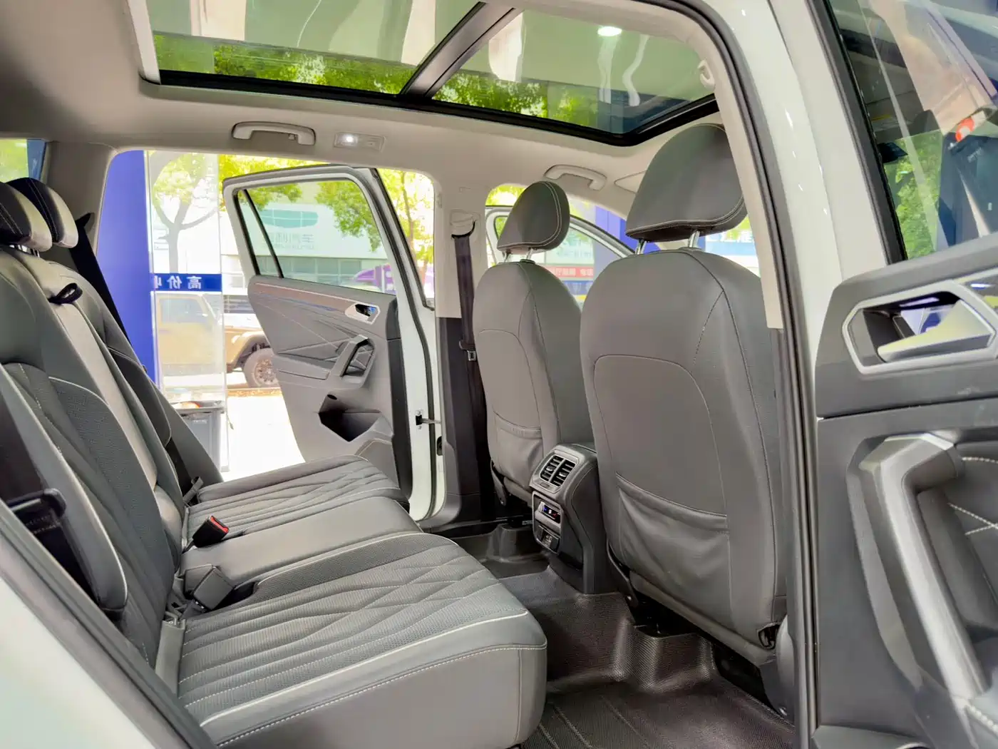 Volkswagen Tiguan L 2022 330TSI Auto 2WD R-Line Premium Edition фото 15