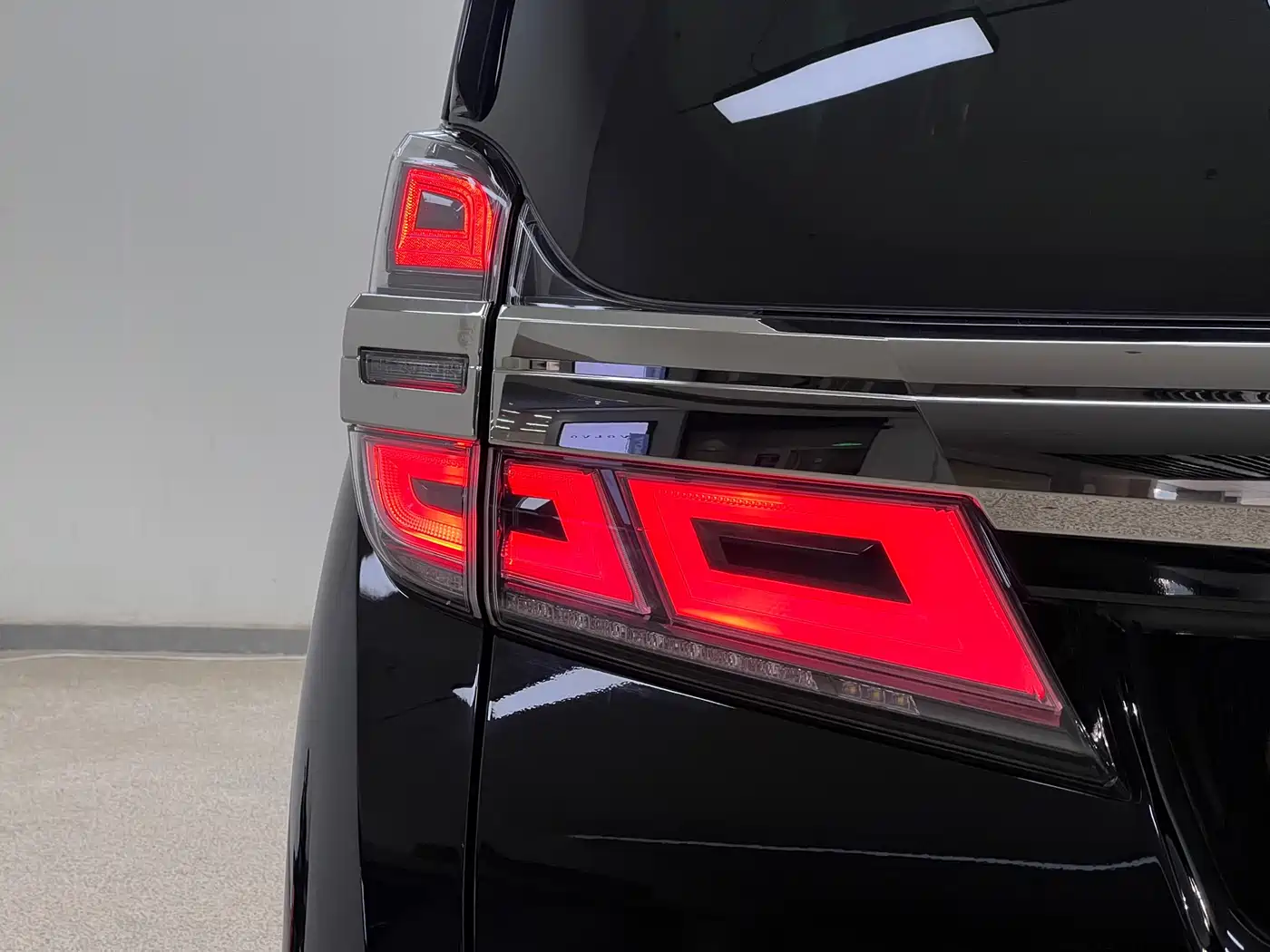 Toyota Vellfire 2021 Crown Hybrid 2.5L HV Premium Edition фото 9