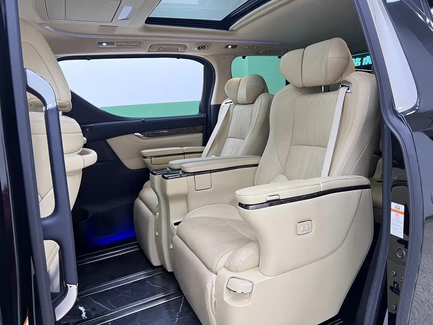 Toyota Vellfire 2021 Crown Hybrid 2.5L HV Premium Edition фото 18