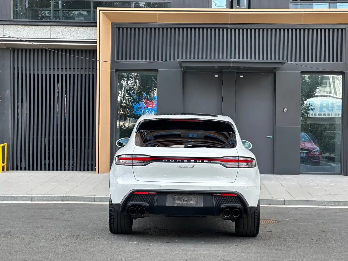 PORSCHE MACAN