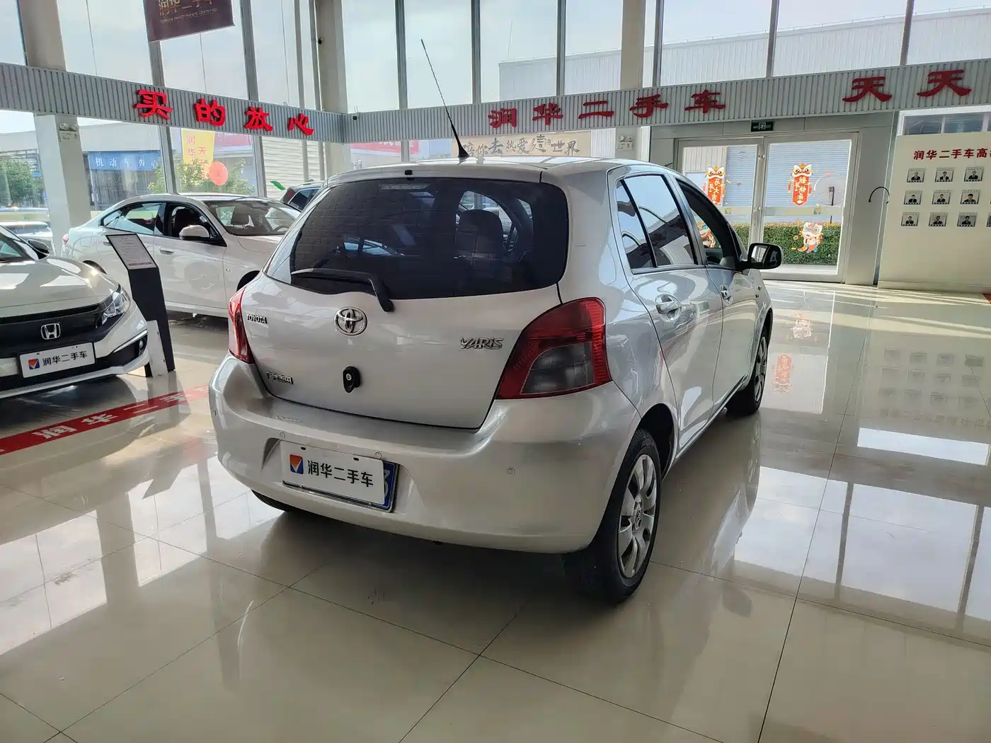 Toyota Yaris 2011 1.6E Auto Charm Edition фото 11
