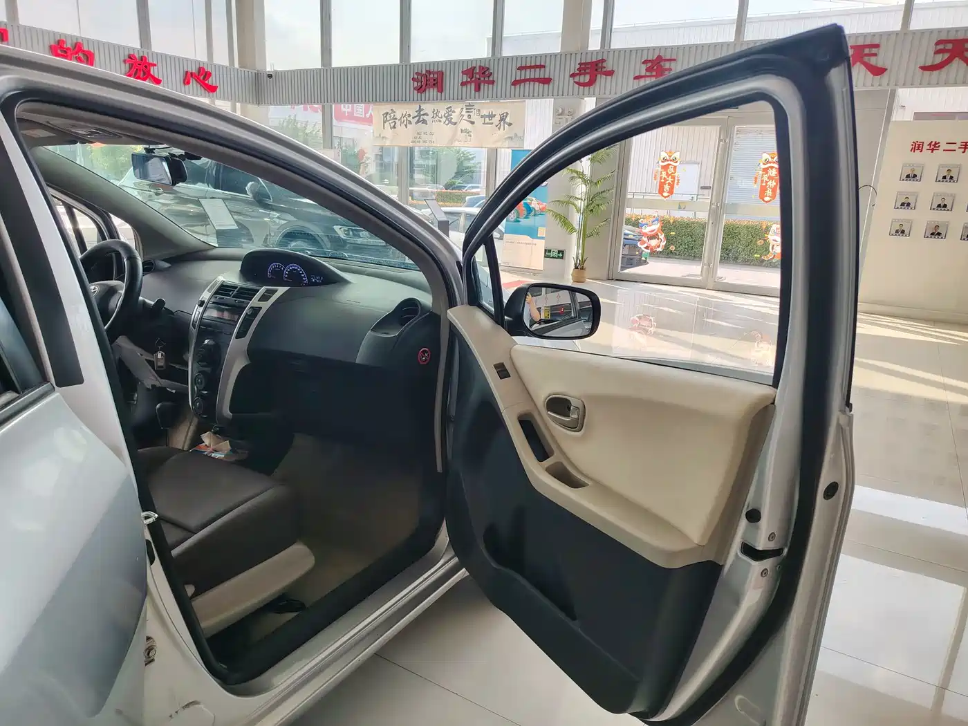 Toyota Yaris 2011 1.6E Auto Charm Edition фото 7
