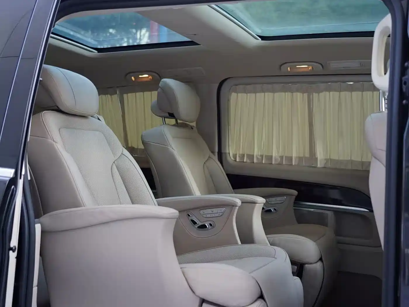 Mercedes-Benz V-Class 2017 Model V 260 L Premium Extended Edition фото 8