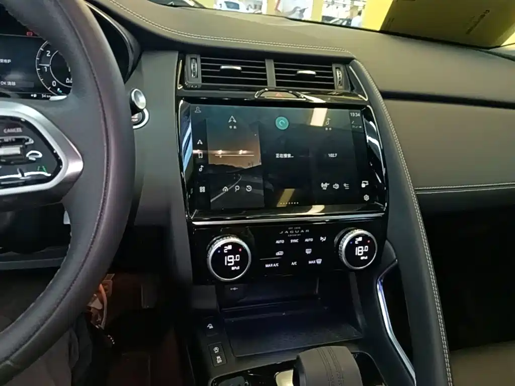 Фото 13 - Jaguar E-PACE