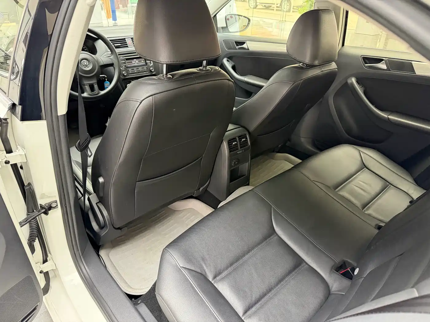 Volkswagen Sagitar 2012 1.6L Automatic Comfort Type фото 18