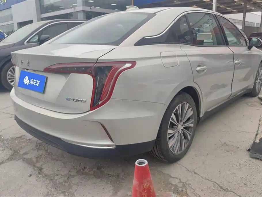 Hongqi E-QM5 2022 431km Charging Enjoyment Edition фото 3