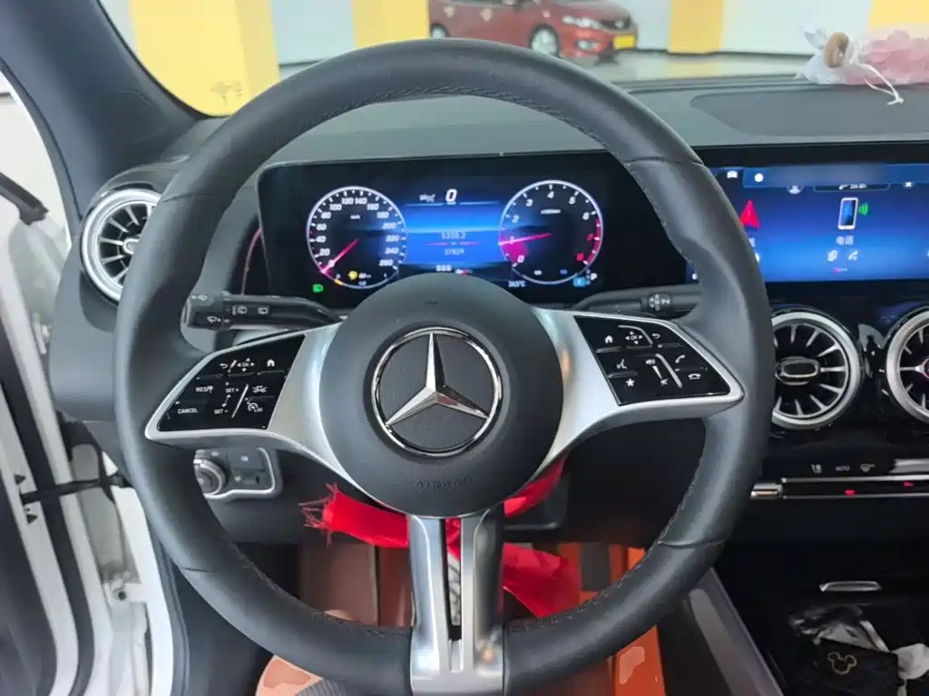 Photo 11 - Mercedes-Benz GLB