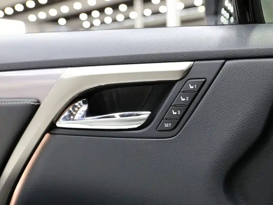 Photo 15 - Lexus RX