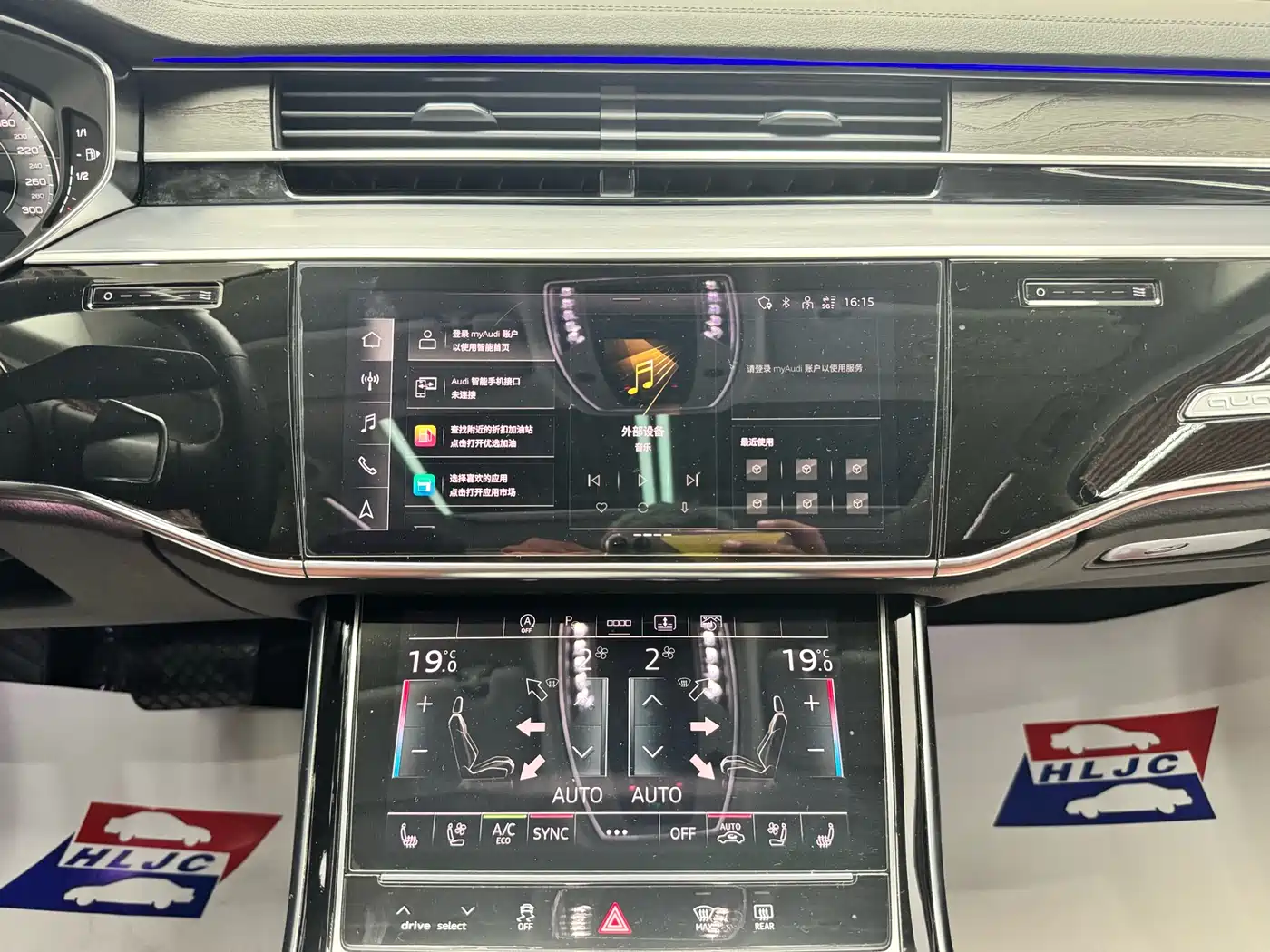 Audi A8 2023 A8L 50 TFSI quattro Exclusive фото 11