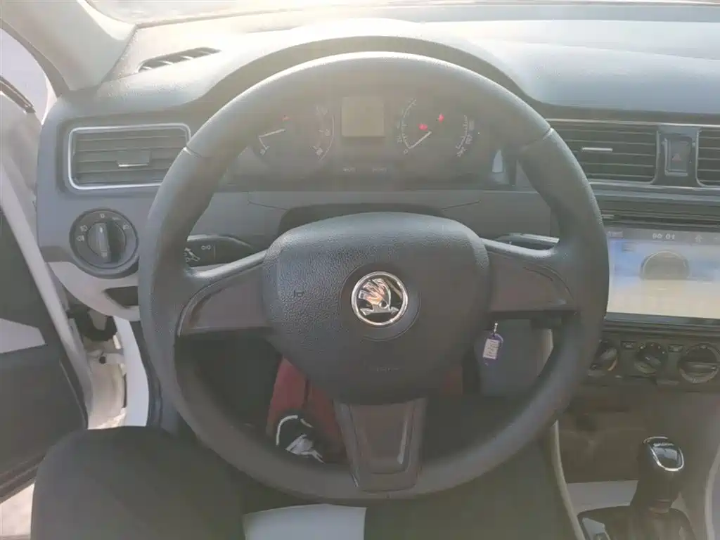 Škoda Rapid 2015 1.6L Automatic Smart Selection фото 11