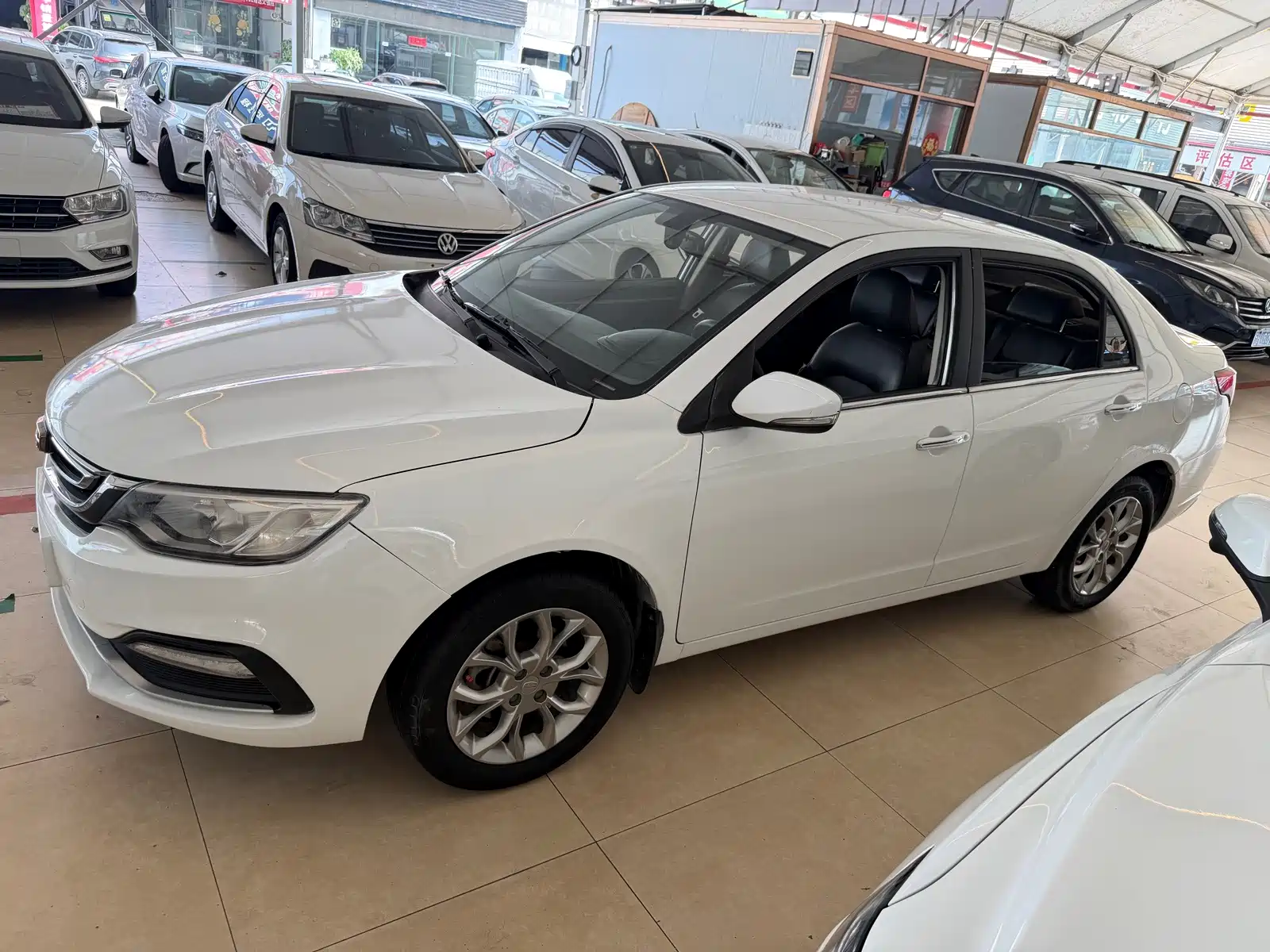 Фото 6 - Geely Vision