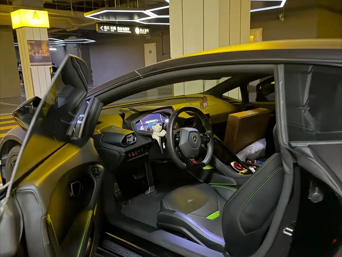 LAMBORGHINI HURACÁN