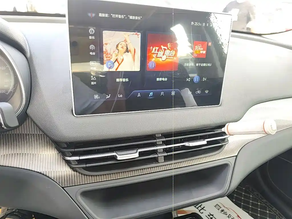 Hongqi E-QM5 2022 431km Charging Enjoyment Edition фото 13
