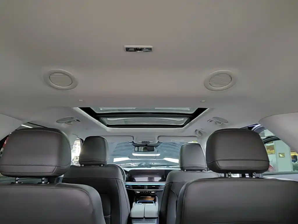 Фото 18 - Ford Explorer