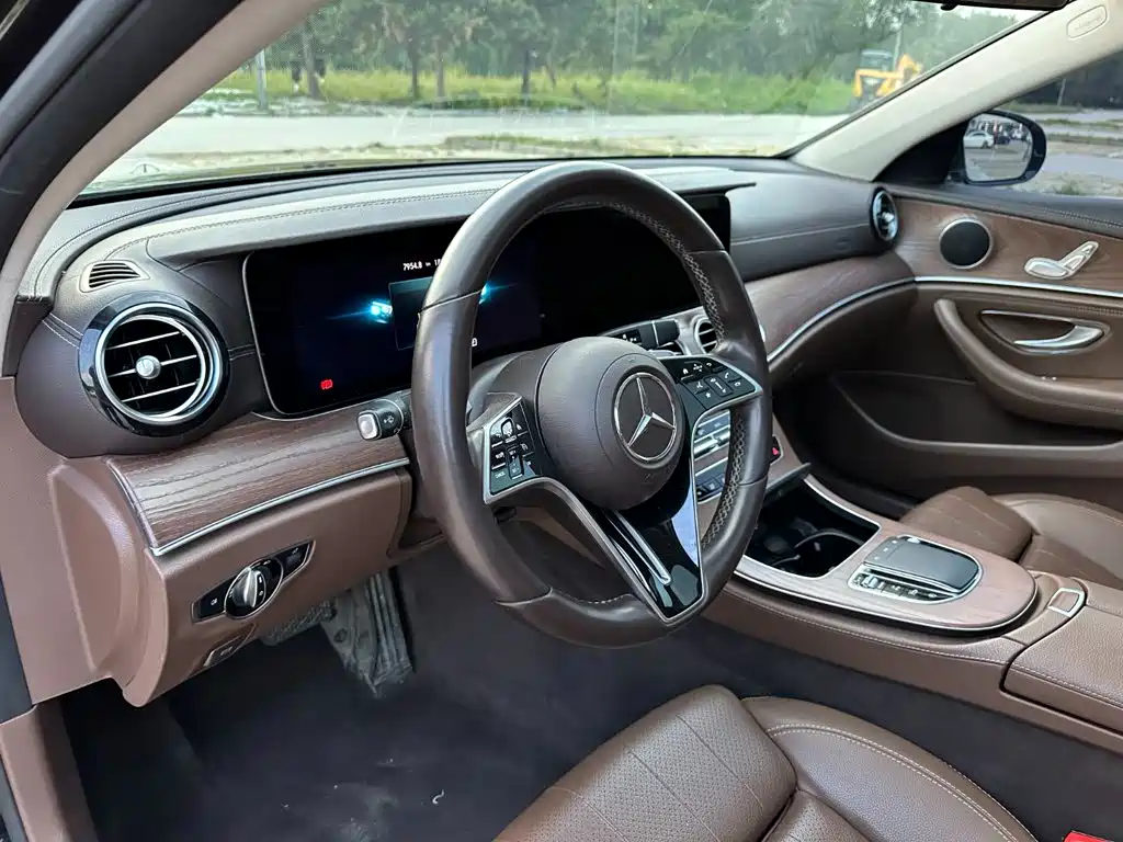 Фото 13 - Mercedes-Benz E-Class