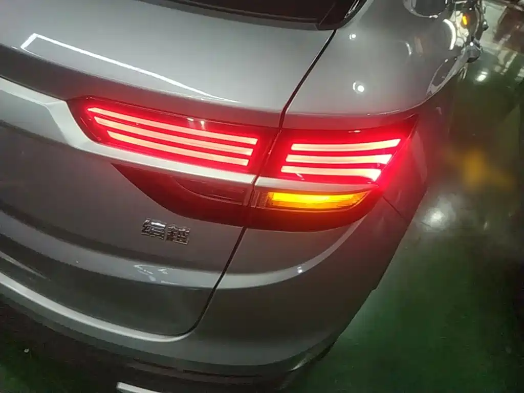 Фото 8 - Geely Coolray