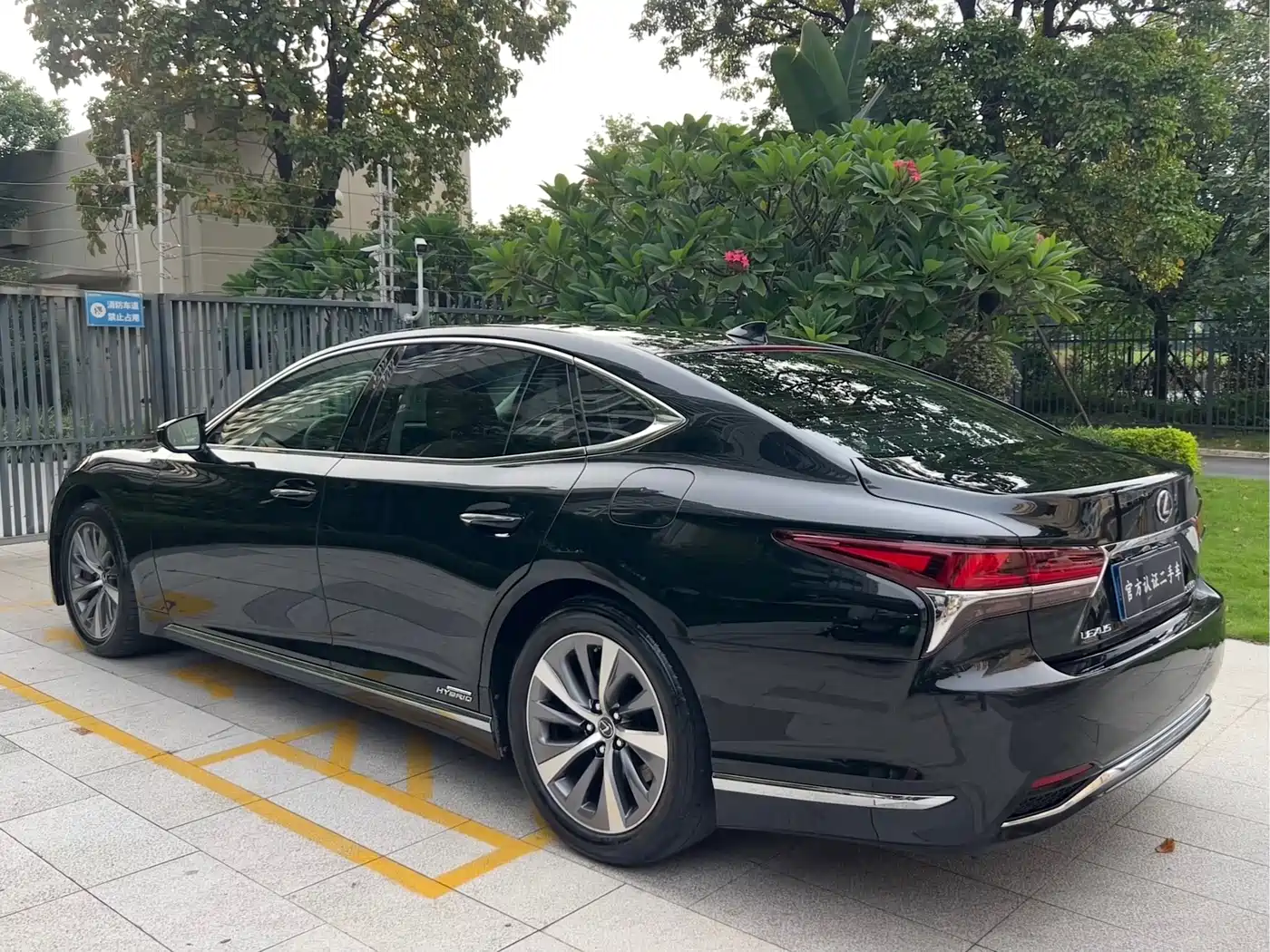 Фото 6 - Lexus LS