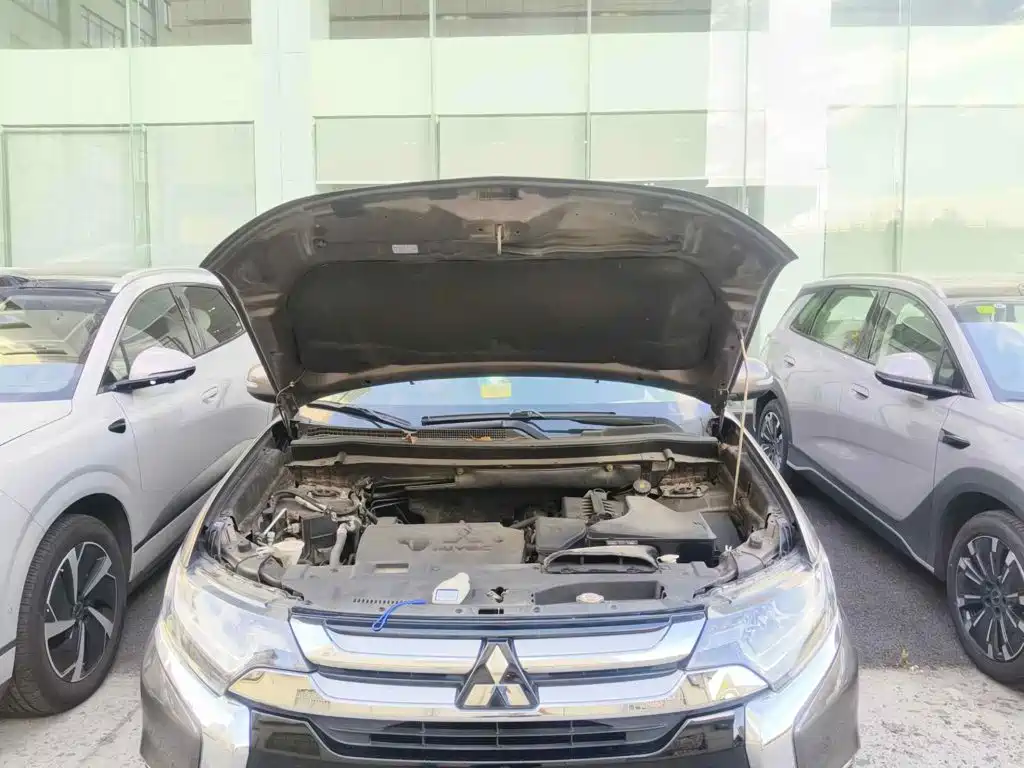 Фото 3 - Mitsubishi Outlander