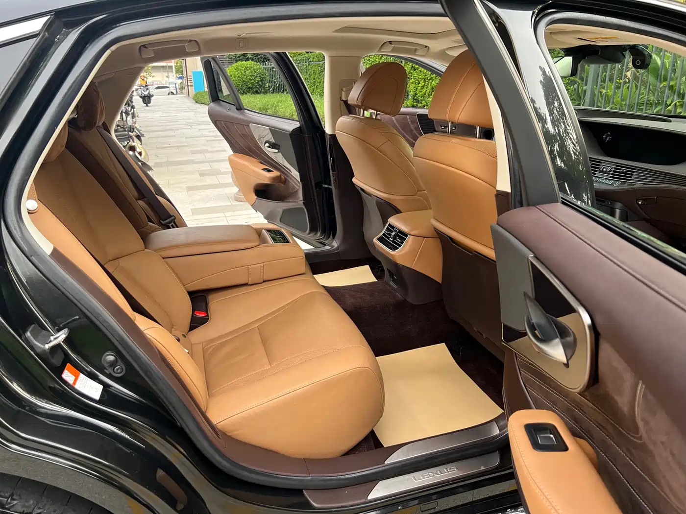 Фото 8 - Lexus LS