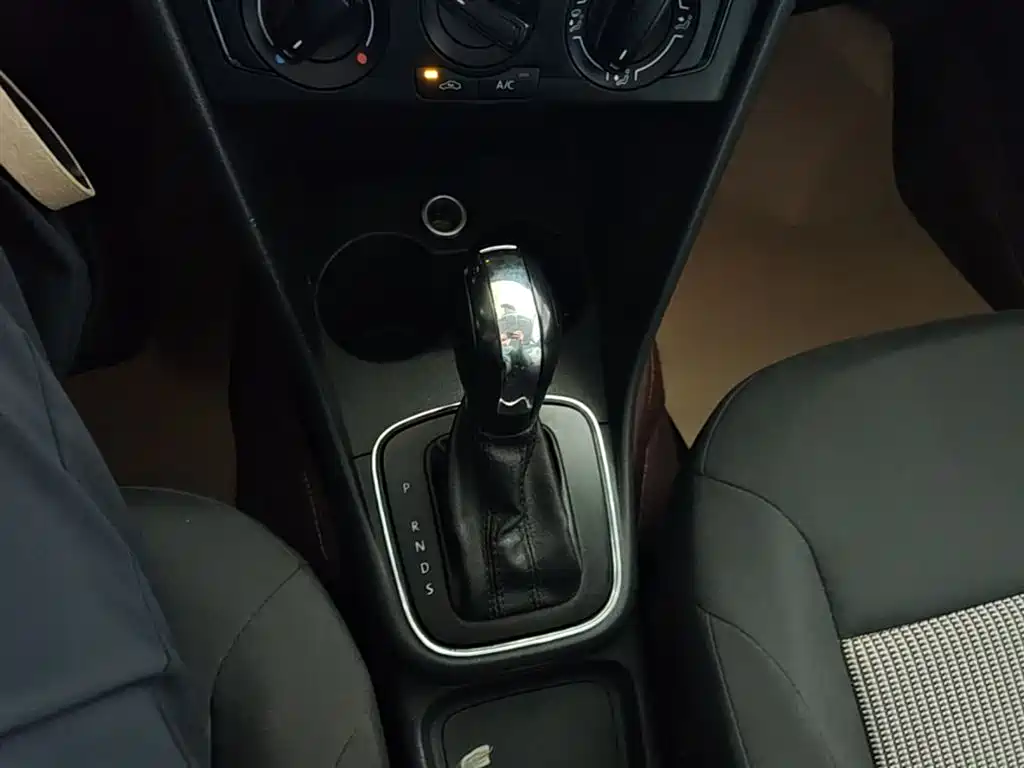 Volkswagen Polo 2016 1.4L Automatic Trend фото 14