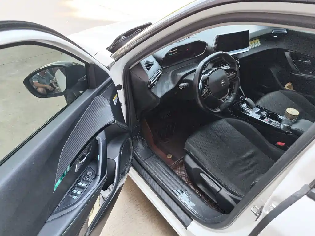 Peugeot e2008 2021 2020 Sharp Style