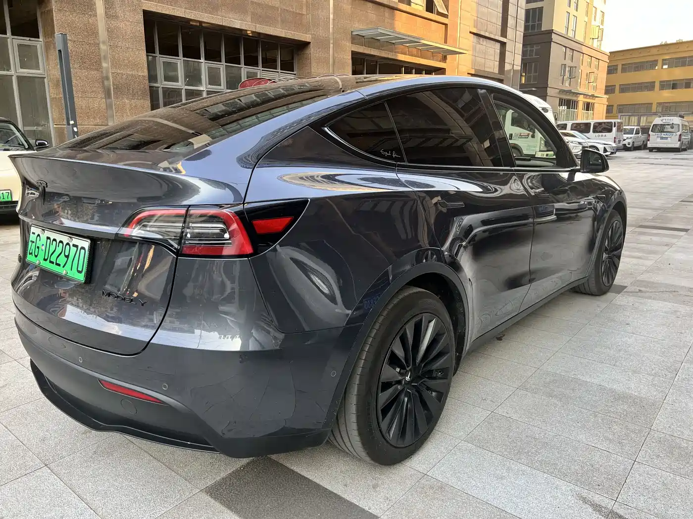 TESLA MODEL Y