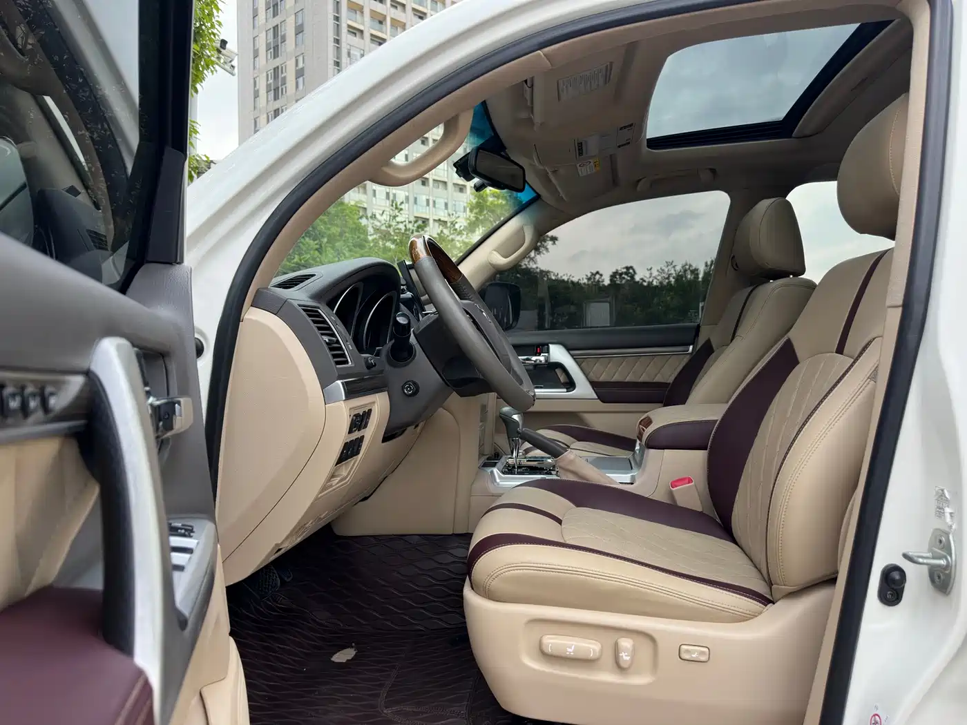 Toyota Land Cruiser 2012 4.6L Automatic VX-R фото 7