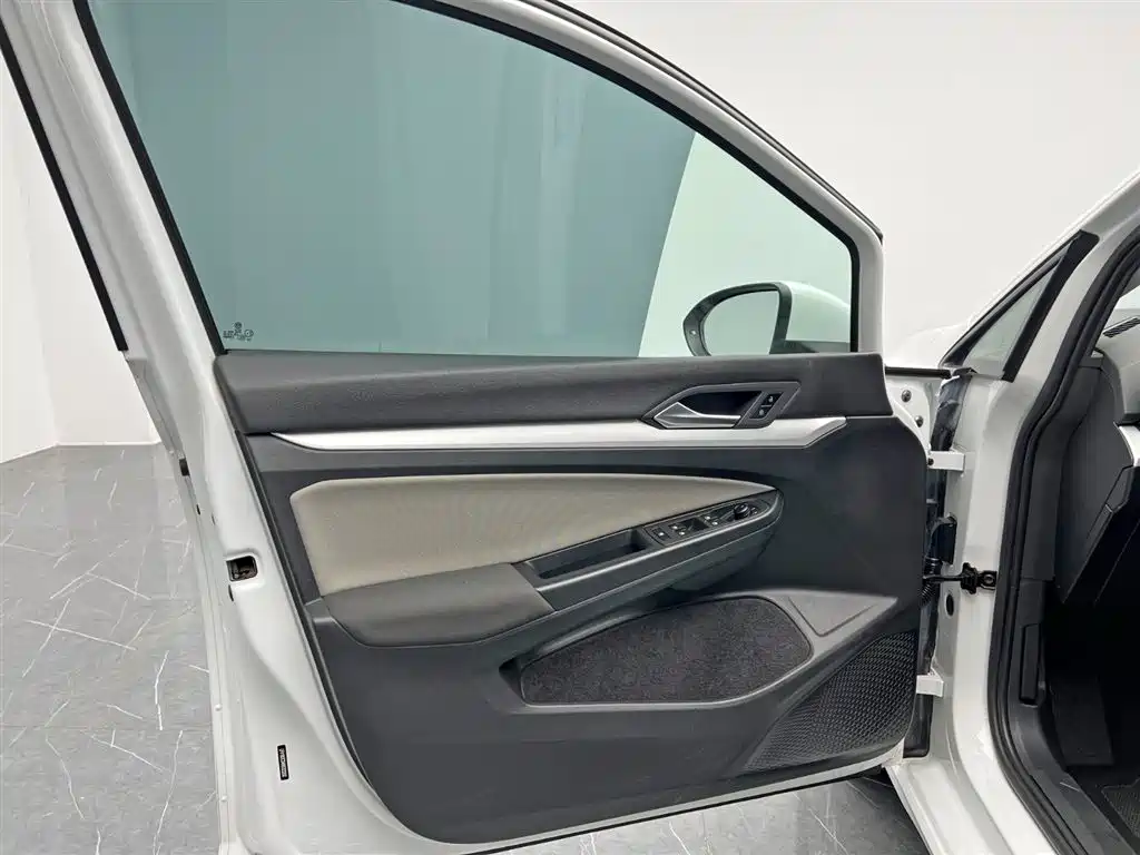 Volkswagen Golf 2023 Model 200TSI DSG фото 12
