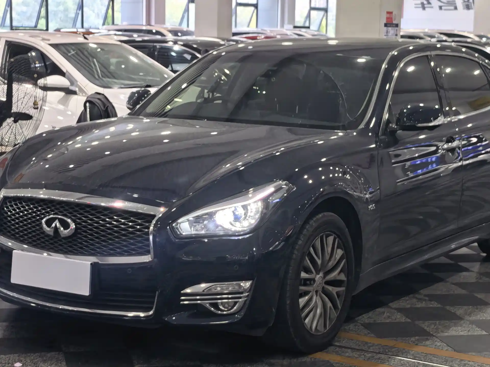 Photo 1 - Infiniti Q70