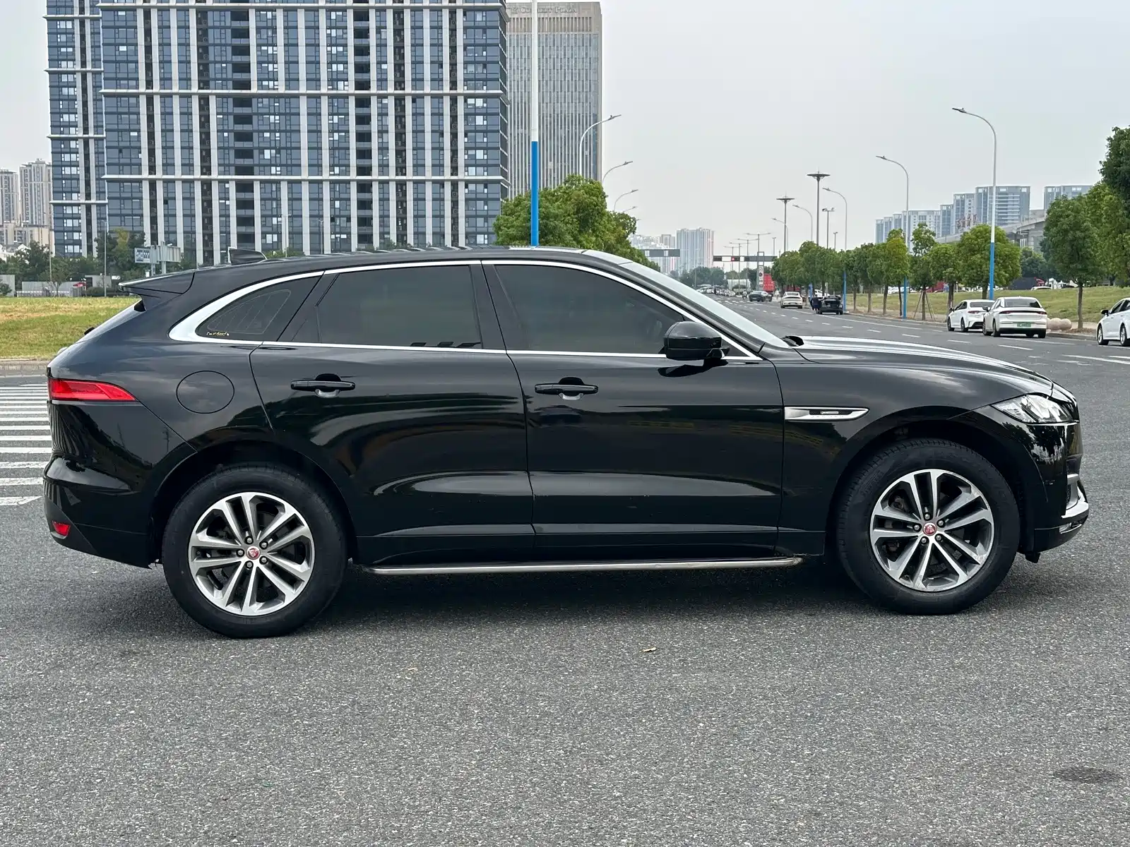 Фото 4 - Jaguar F-PACE