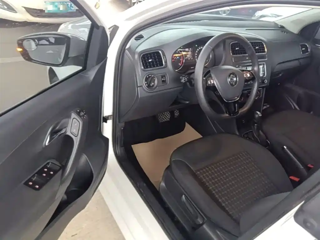 Volkswagen Polo 2016 1.6L Automatic Comfort фото 16