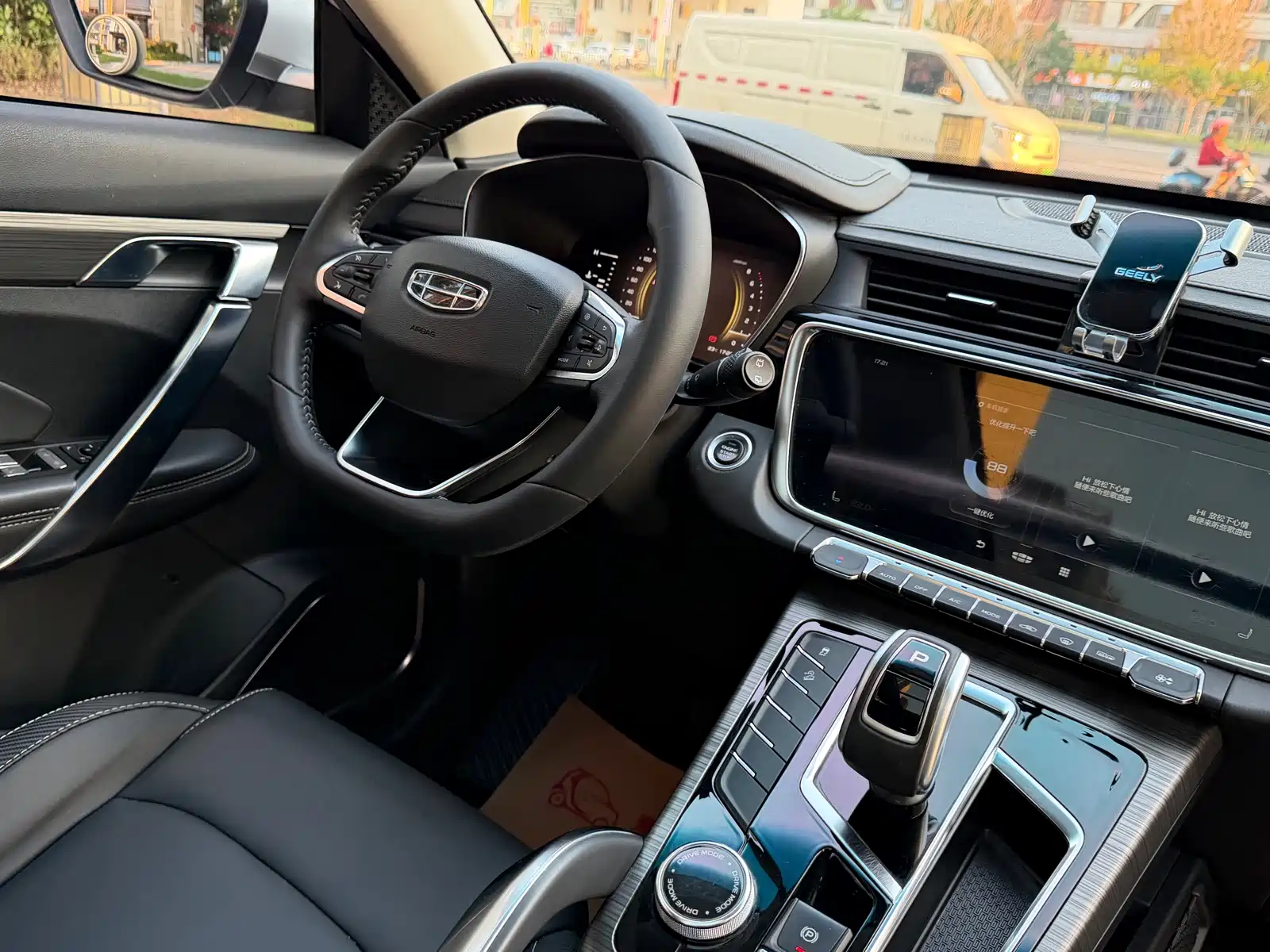 Photo 17 - Geely Atlas