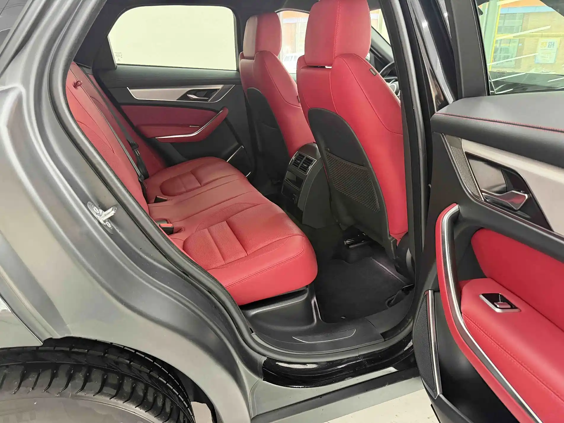 Фото 26 - Jaguar F-PACE