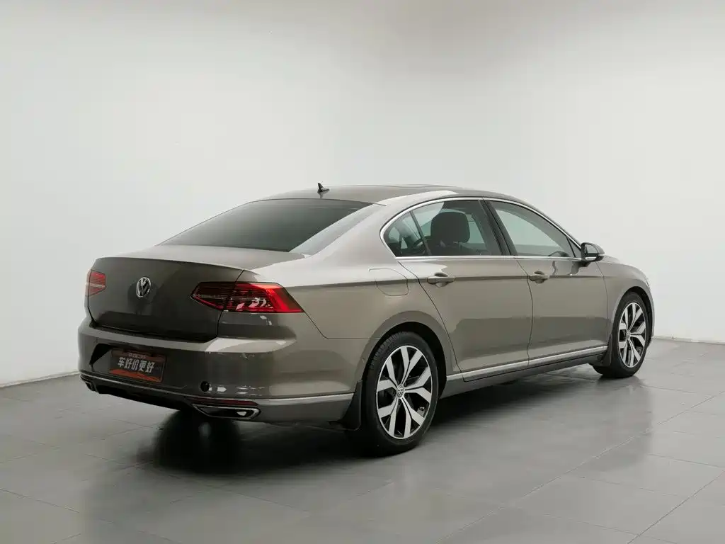 Фото 2 - Volkswagen Magotan