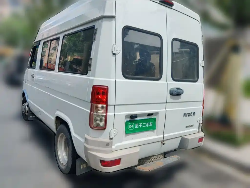 Iveco Daily 2020 2020 Model 2.5T A35 Bus Dual-Tire Medium Roof 5-9 Seats with Side Sliding Door China V