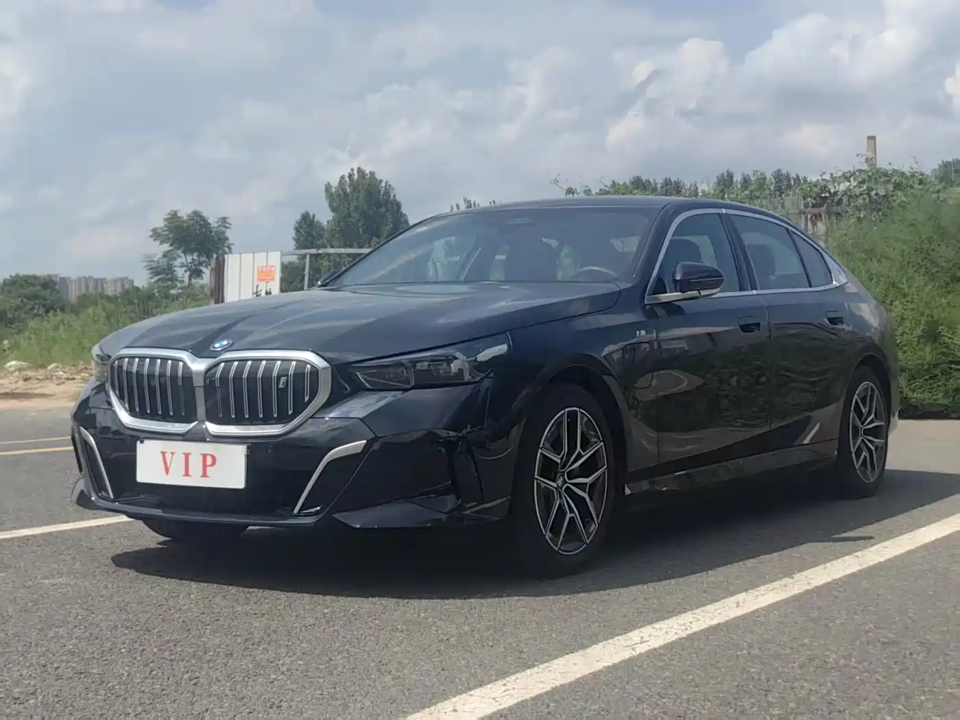Фото 1 - BMW i5
