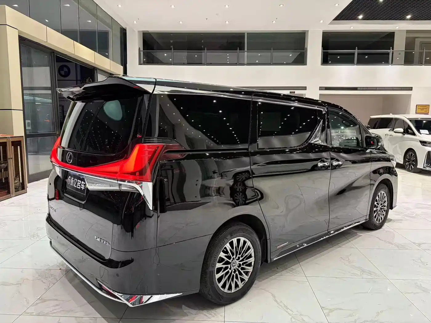 Lexus LM 2020 300h 4-Seat Imperial Edition фото 16