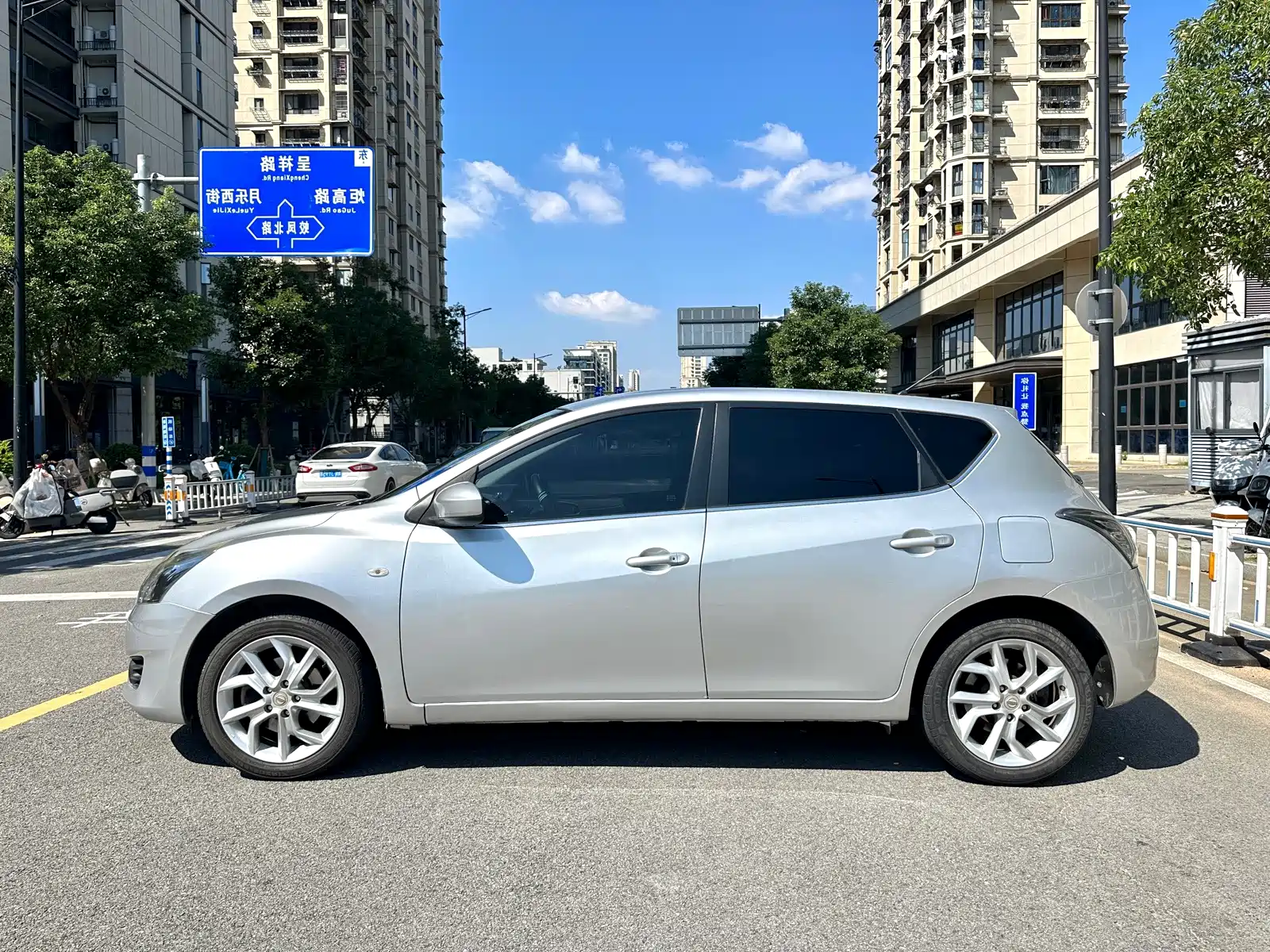 Photo 3 - Nissan Tiida