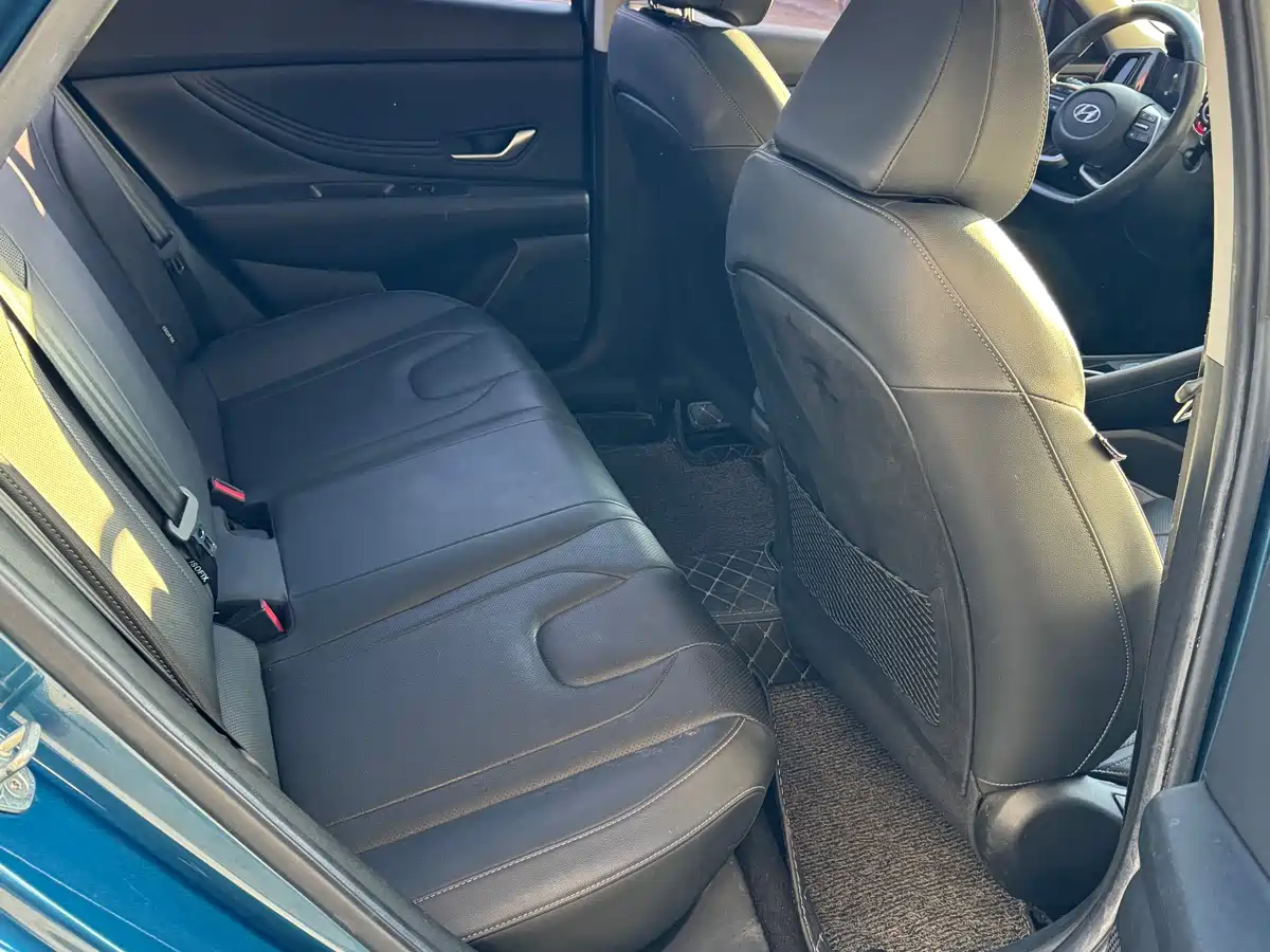 Hyundai Elantra 2022 1.5L CVT LUX Black Knight Limited Edition фото 17