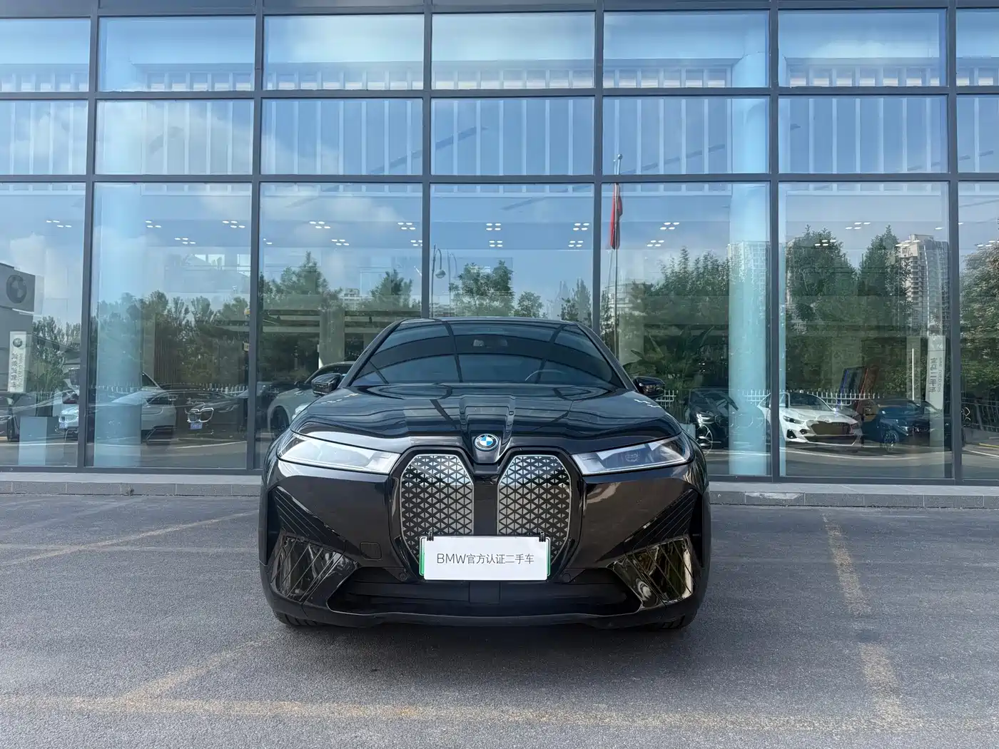 Photo 2 - BMW iX