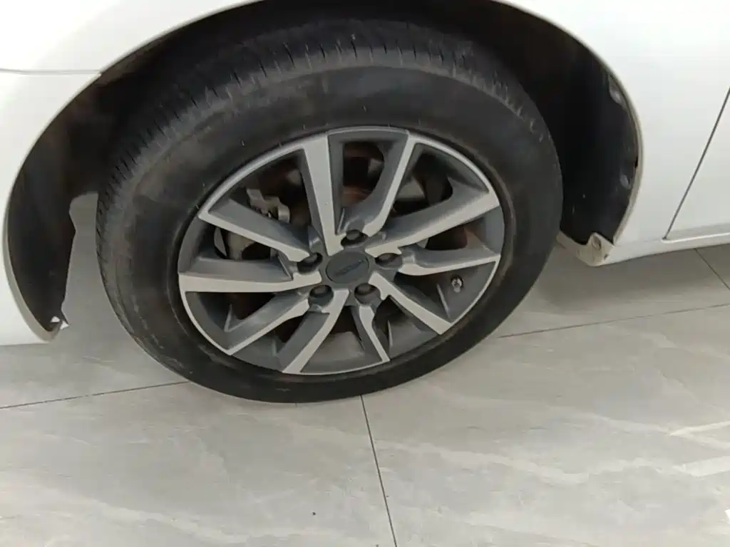 Фото 23 - Geely Emgrand