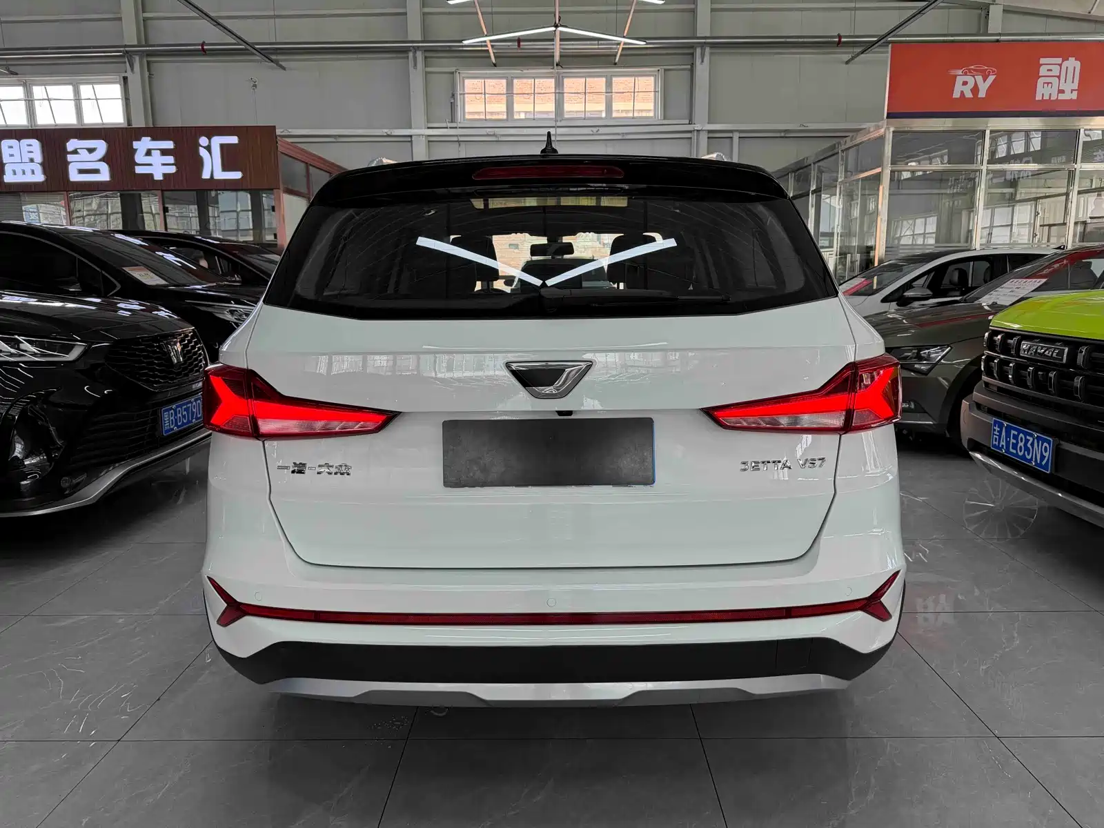 Photo 5 - Jetta VS7