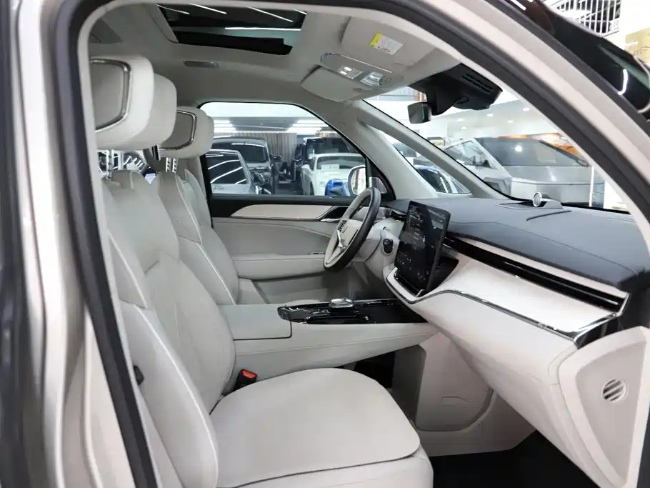 Volvo EM90 2024 2025 Ultra Six-Seater